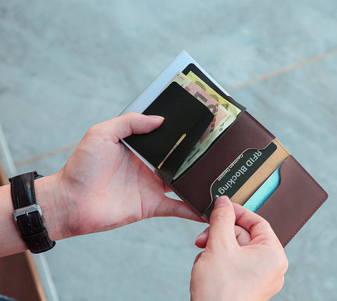 Unisex Minimalist Pocket Size Carbon Fiber Wallet With RFID Blocking Technology &  AirTag Slot